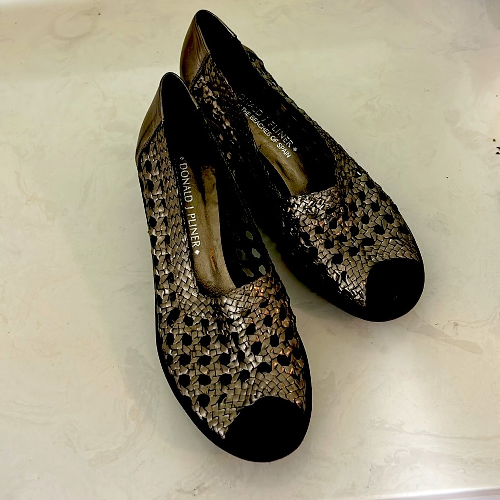 NWOB! 💥 Donald J. Pliner Neva Woven Metallic Wedge Peekaboo Sandal in Pewter 7
